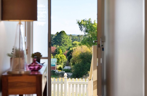 Daylesford House | Wayfarer Cottage-walk to town, pet friendly