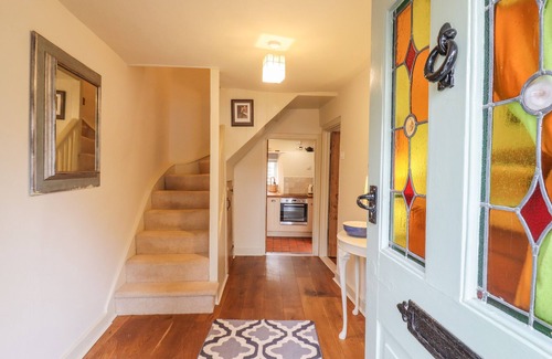 Pavenham Cottage | WAYSIDE COTTAGE, pet friendly, with hot tub in Sharnbrook