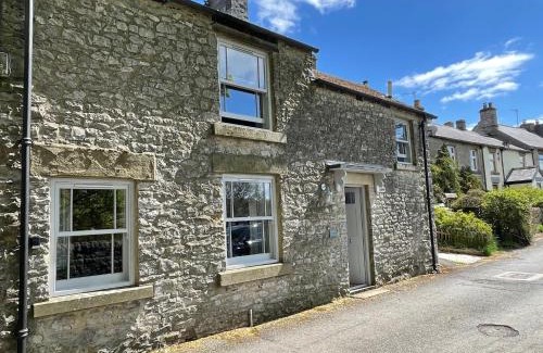 Tideswell House | Weavers Cottage, Tideswell, sleeps 6, dog friendly