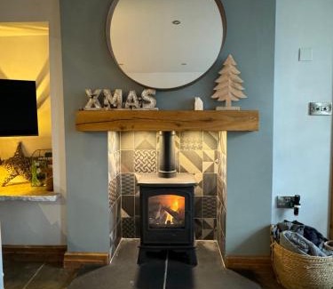 Tideswell House | Weavers Cottage, Tideswell, sleeps 6, dog friendly