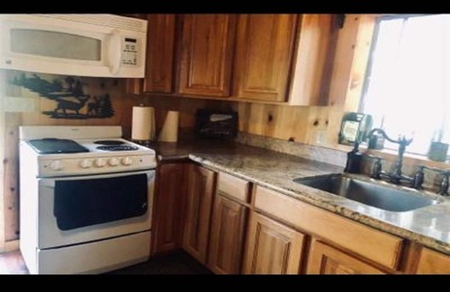Mokelumne Hill Cabin | Weekend Getaway Relax & Recharge 5 acres Nature Retreat & Dog Heaven!