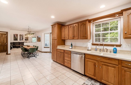 Lancaster House | Weekend Retreat~Hot Tub~Game Room~Putt Putt