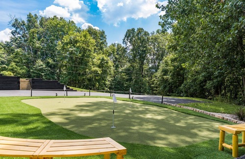 Lancaster House | Weekend Retreat~Hot Tub~Game Room~Putt Putt