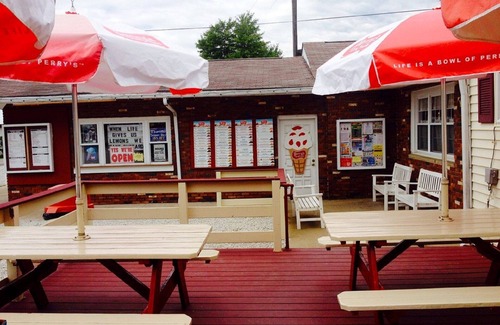 Pymatuning Central Cottage | Weekly Cottage rental At Pymatuning Lake! Next to Yorkies Ice Cream!