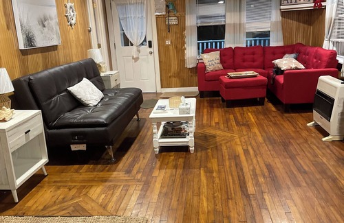 Misquamicut Cottage | Weekly rental July,Aug, weekends June,Sept. Crated Dogs w a fee