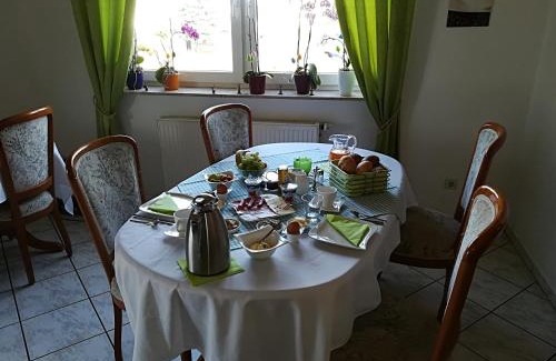 Diera-Zehren House | Weinbau & Pension "8Zeilen"