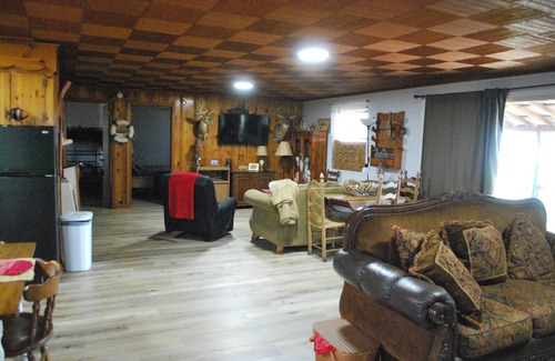Centre Cabin | Weiss Lake Rustic Cabin on the water, new flooring!