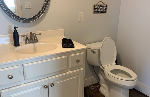 Bowling Green House | WELCOME Cave Visitors! Clean, Peaceful Home in the Country. Game Room/Mini Gym!