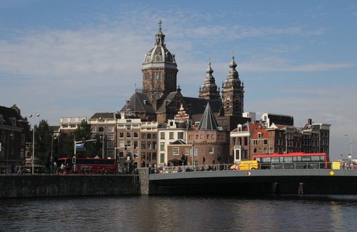 Red Light District Boat Rental | Welcome on board of this newly renovated houseboat apartment, on top location