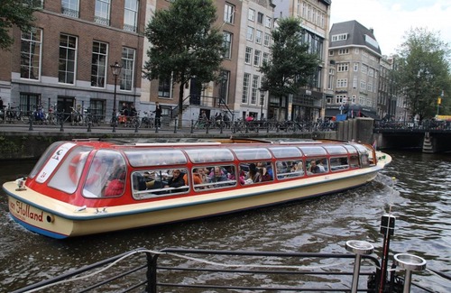 Red Light District Boat Rental | Welcome on board of this newly renovated houseboat apartment, on top location