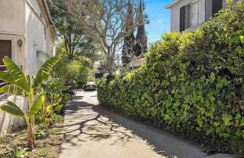 Los Feliz House | Welcome to a quiet home a walk away from the trendy strip on Hillhurst Avenue.