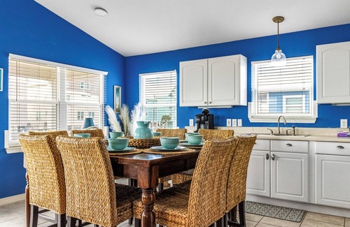 Saint Elmo House | Welcome to Bikini Bottom – Pet-Friendly Paradise!