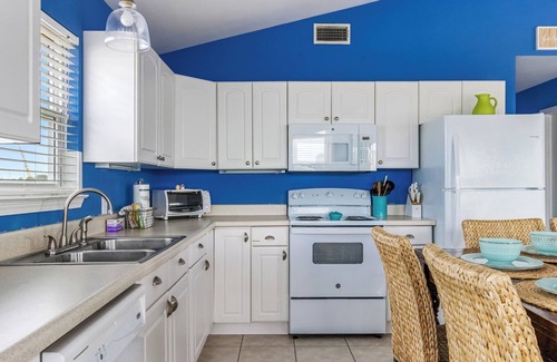 Saint Elmo House | Welcome to Bikini Bottom – Pet-Friendly Paradise!
