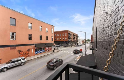 Downtown Springfield Apartment | Welcome to Black Palace-D! A beautiful downtown loft with easy access to everyth