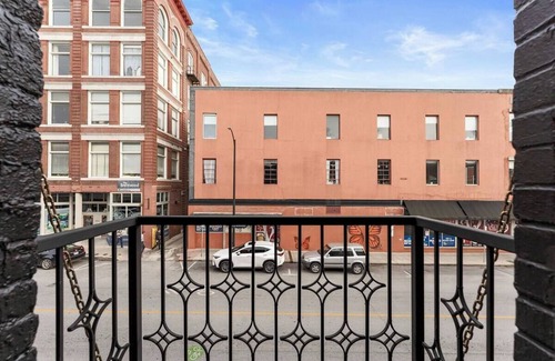 Downtown Springfield Apartment | Welcome to Black Palace-D! A beautiful downtown loft with easy access to everyth