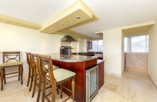 Diamond Head - Kapahulu - St. Louis Condo | Welcome to Colony Surf #301! Beautiful corner unit on the Gold Coast!