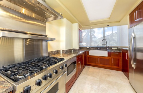 Diamond Head - Kapahulu - St. Louis Condo | Welcome to Colony Surf #301! Beautiful corner unit on the Gold Coast!