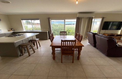 Jurien Bay House | Welcome to Dalveen Cottage! Walking distance to the beach.