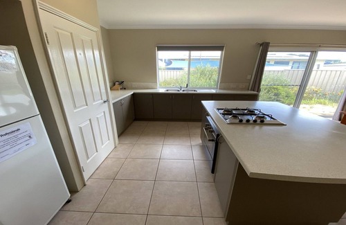 Jurien Bay House | Welcome to Dalveen Cottage! Walking distance to the beach.