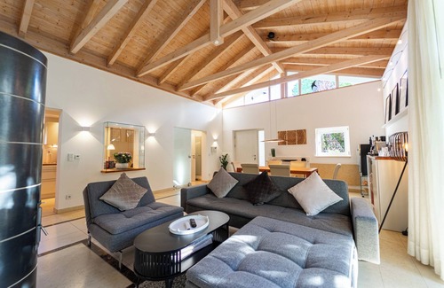 Haarbach House | Welcome to Golf Cocoon, a stylish vacation home managed by HELLO HOLID