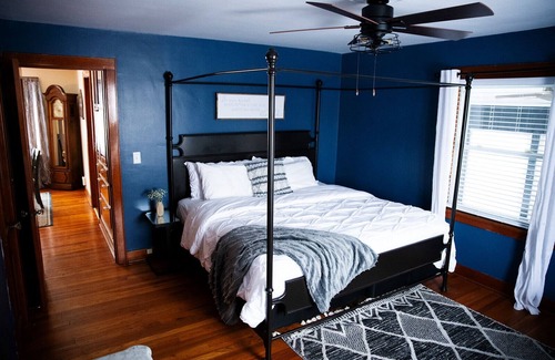 Monmouth House | Welcome to Grandma's House! Large cozy space for the whole family.