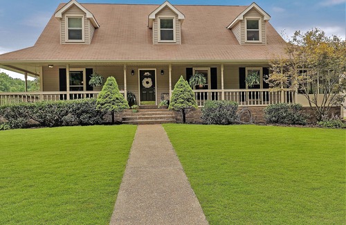 Joelton House | Welcome to Paradise Ridge Farms, your Tennessee country retreat.