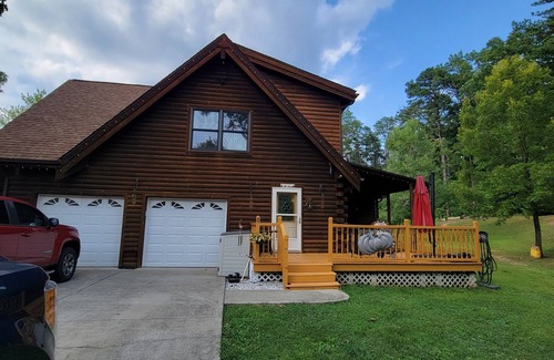 Troutville Apartment | Welcome to Planterosa. Near the Appalachian trail.