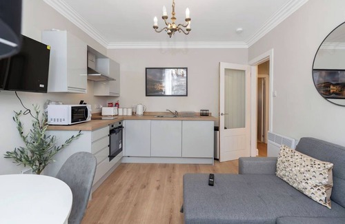 Hawick Apartment | Welcome to Princess Retreat – your perfect home away from home! This stylish 2-bedroom property comfortably sleeps up to 5 guests and features a double bed, 2 single beds, and a sofa bed, along with 1 bathroom.