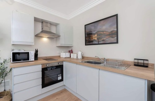 Hawick Apartment | Welcome to Princess Retreat – your perfect home away from home! This stylish 2-bedroom property comfortably sleeps up to 5 guests and features a double bed, 2 single beds, and a sofa bed, along with 1 bathroom.