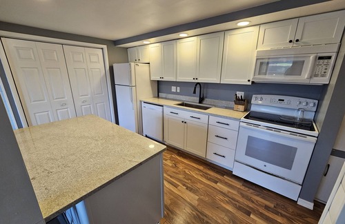 Cloverdale Cottage | Welcome to the 5 horizons Lake House-FREE KAYAK USE- PONTOON AVAILABLE