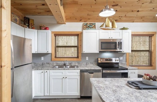 Tellico Plains Cabin | Welcome to the Compass Lodge! Sit back and relax in this calm, stylish space.