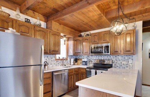 Wallenpaupauk Lake Estates Ski Chalet | Welcome to the Cougar Den Near Beaver Lake Dog Friendly!