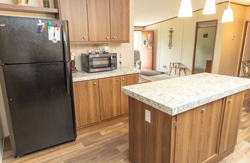 Alexander House | Welcome to the Hill Top HousenComfy 2-bedroom house with WiFi, AC, and more!