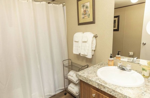 Alexander House | Welcome to the Hill Top HousenComfy 2-bedroom house with WiFi, AC, and more!