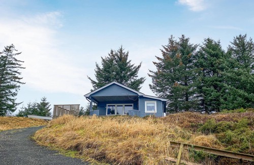 Smøla House | Welcome to the island of Smøla and this charming cottage on a sheltered and quiet bay.