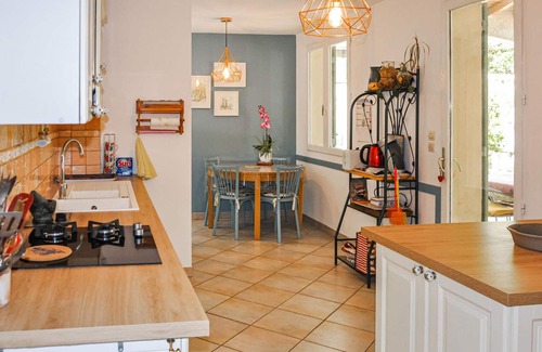 Rognonas House | Welcome to this welcoming and homey cottage with private swimming pool.