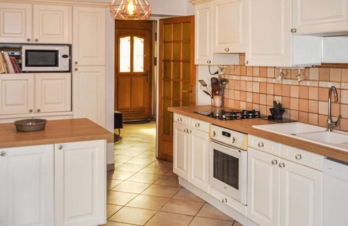 Rognonas House | Welcome to this welcoming and homey cottage with private swimming pool.