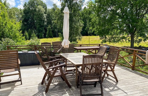 Tranas House | Welcome to your family vacation Tranås on your property on the lake with two houses.