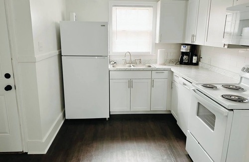 East Memphis House | Welcome to your Memphis retreat steps from the vibrant University of Memphis!