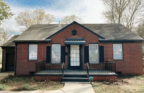 East Memphis House | Welcome to your Memphis retreat steps from the vibrant University of Memphis!