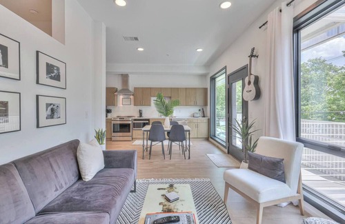 Edgehill Apartment | Welcome to your Nashville getaway! This modern 1-bedroom, 1-bath condo is located in the heart of Downtown, just steps from Broadway’s live music, incredible dining, and local attractions. Perfect for couples, solo travelers, or business guests.