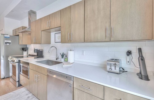 Edgehill Apartment | Welcome to your Nashville getaway! This modern 1-bedroom, 1-bath condo is located in the heart of Downtown, just steps from Broadway’s live music, incredible dining, and local attractions. Perfect for couples, solo travelers, or business guests.