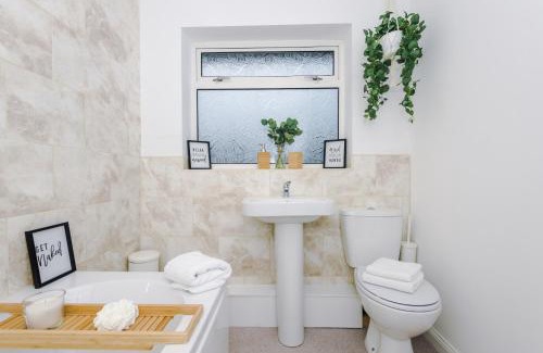 Blacon Apartment | Welcoming 3 bed home, 10 mins from Chester races and zoo