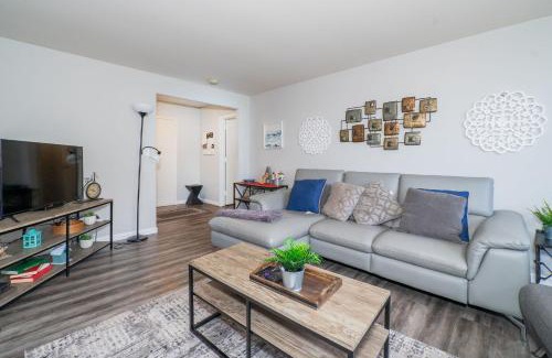 Downtown Atlanta Apartment | Welcoming Barn, 2 BEDROOM & 1 Bath & Parking