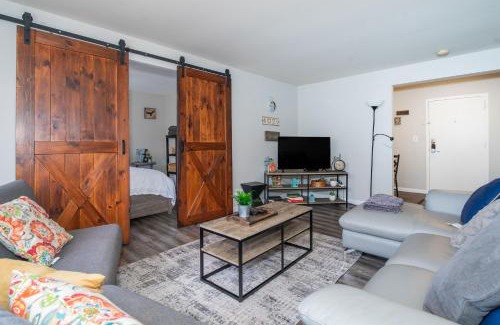 Downtown Atlanta Apartment | Welcoming Barn, 2 BEDROOM & 1 Bath & Parking
