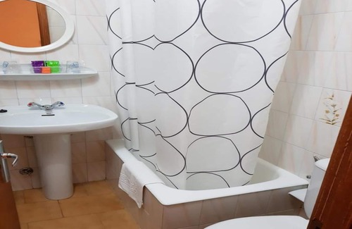 Luarca House | Welcoming double room with private bathroom