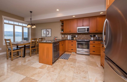 Celista Condo | Welcoming family-friendly lake front condo on the beautiful, sunny Shuswap Lake.