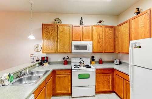 Bahama Bay Condo | Welcoming ground-floor condo with patio, pool, fitness center, sauna, & hot tub