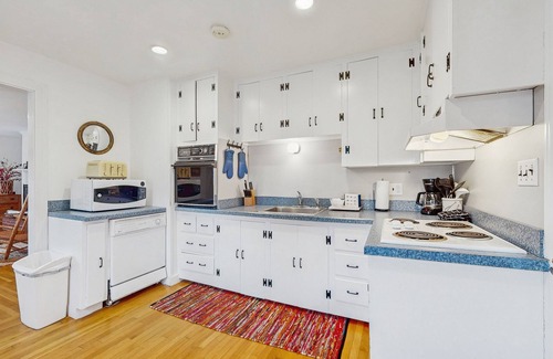 Edgartown House | Welcoming island cottage with patio & enclosed yard - close to town & beaches
