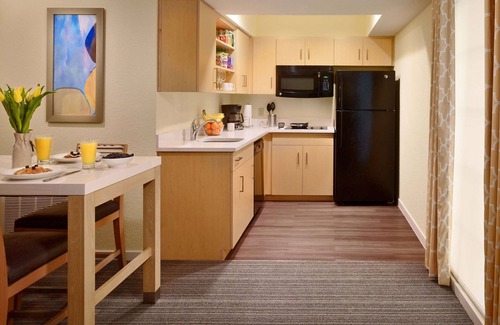 Somerset Hotel | Welcoming Room with Swimming Pool Access & Gym Near Rutgers University